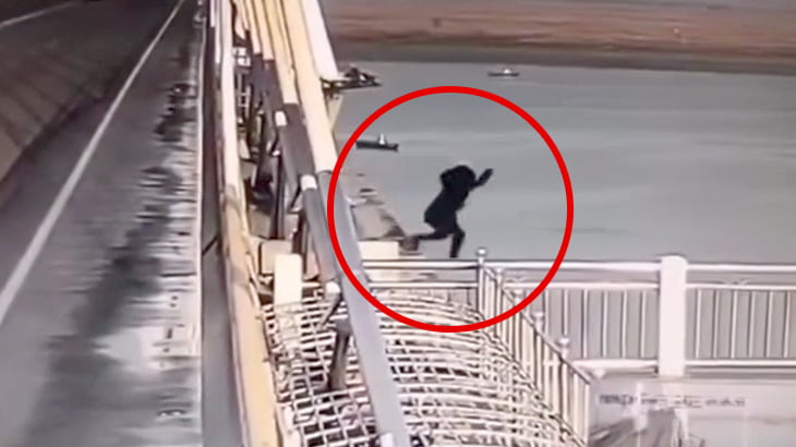 哀愁漂う女性が橋の上から飛び降りて自殺する映像。