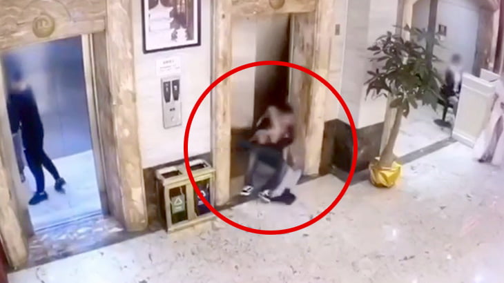酔っ払った2人の男性がエレベーターシャフトに転落してしまう映像。