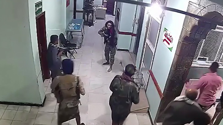 気に入らないやつを殺してしまう兵士たちの映像。