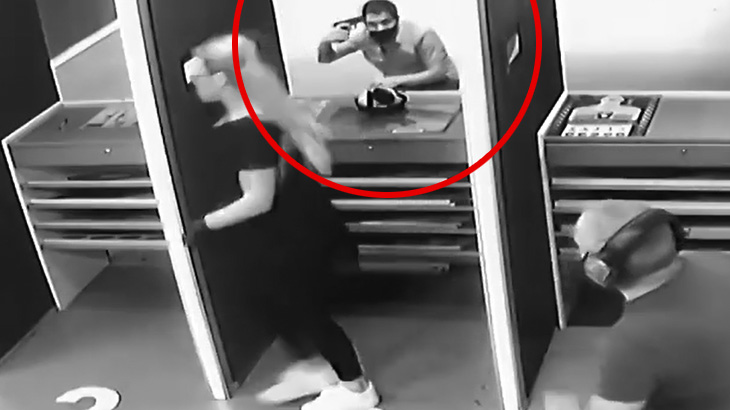 射撃場で自分の頭を撃って自殺する男の映像。