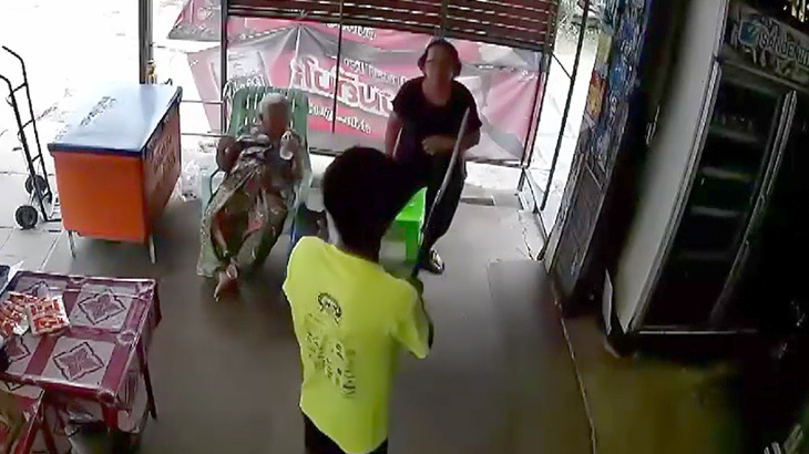 刀を持ってブチ切れる男とまったく動じないおばちゃんの映像。