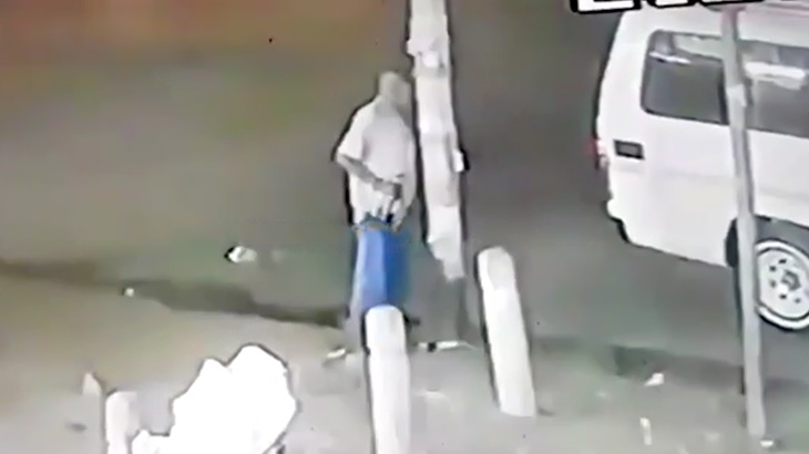 電柱で立ちションしてたら感電しちゃった男の映像。