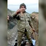 【閲覧注意】殺した敵兵の耳を切断してカメラに向けるグロ動画。