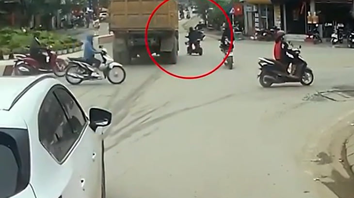 あまりにも自由に走行するバイクの女性がトラックに轢かれて死亡する事故映像。