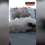 地震に見舞われたトルコの街で建物が倒壊する瞬間を撮影した映像。