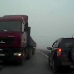 濃い霧に包まれた道路で突然トラックが突っ込んでくる映像。