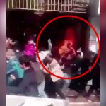 自分の身体に火を放ち群衆の中を走り抜ける男の映像。