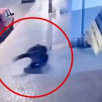 ヒットマンの男がターゲットを撃ち殺したあと映画みたいに去っていく映像。