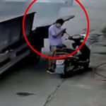 トラックの側板が開いて女性を跳ね飛ばしてしまう事故映像。