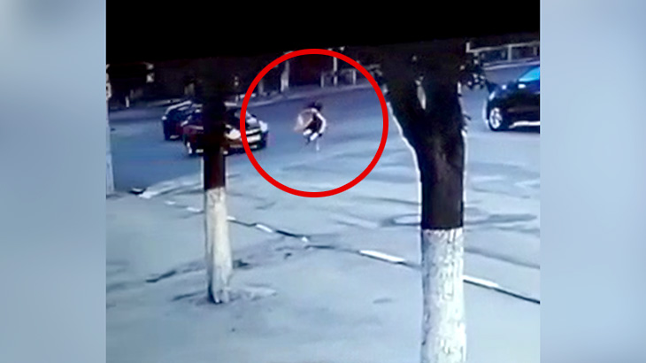 赤信号でうっかり渡ってしまった女性が引き返そうとして轢かれてしまう事故映像。