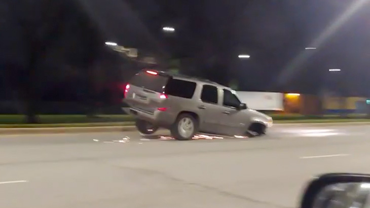 前輪のタイヤが無いのに火花を散らしながら走り続ける車の映像。