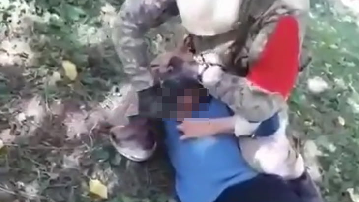 【閲覧注意】民間人のおじいちゃんの首をナイフで切る兵士の映像。