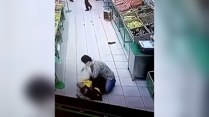 スーパーの男性店員をナイフで刺しまくる女の映像。