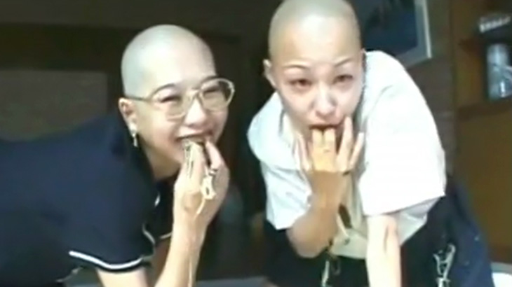 【ゲロ注意】2人の日本人女性がお互いに麺を吐きまくる映像。