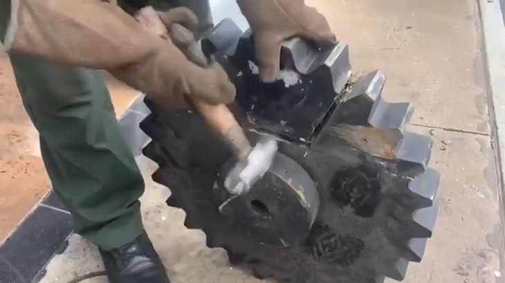 鉄の歯車の中から70kgのマリファナが発見された映像。