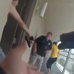 ペイントボール銃を警察官に向けた男を銃で撃つボディカム映像。