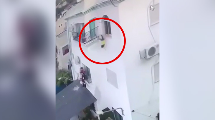 2歳の男の子が3階の窓から転落して死んでしまう映像。