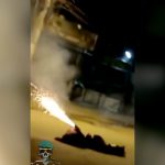 ライバルギャングの死体に打ち上げ花火を挿して爆発させる映像。