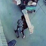 突然空から降ってきたレンガにぶつかって痙攣する男の映像。