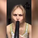 プルプルした唇を手に入れるために掃除機に口を吸わせる女性の映像。