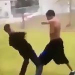 生まれつき両腕が短い2人の男が殴り合う映像。