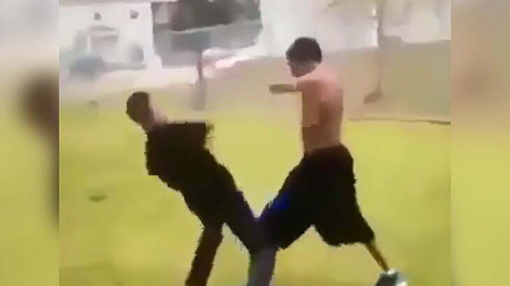 生まれつき両腕が短い2人の男が殴り合う映像。