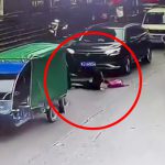 三輪バイクの荷台から転落した女性が後続車にゆっくり轢かれてしまう事故映像。