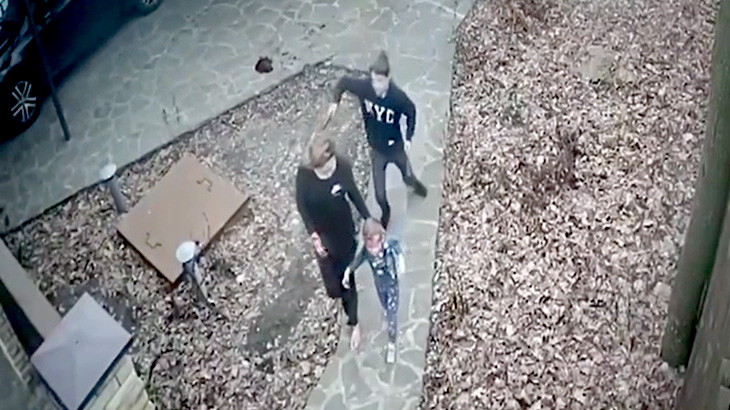 幼い娘を連れた母親が10代の男にナイフで刺されてしまう事件映像。