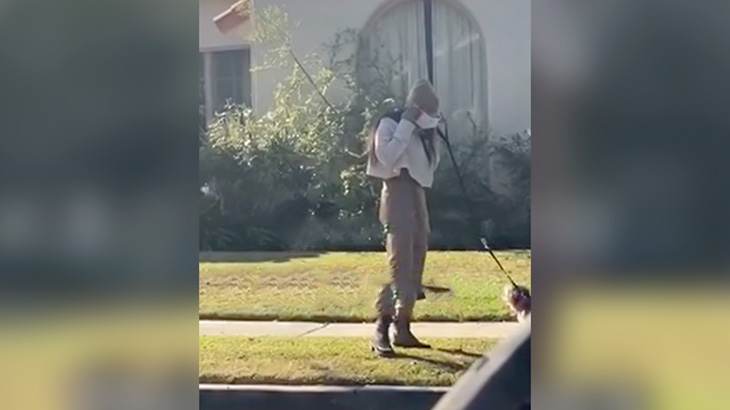 飼い犬のウンコを拾ったマスクをそのまま着用する女性の映像。