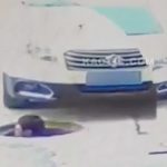 マンホールから頭を出した瞬間、車のタイヤで轢かれてしまう男の映像。