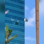 高層ビルの窓を拭くゴンドラが強風に煽られて窓ガラスを破壊する映像。
