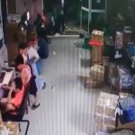 別れ話を切り出された女性が彼氏をナイフで刺してしまう映像。