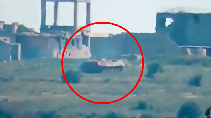 TOWミサイルで戦車を爆破する映像。