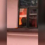 火事の部屋に閉じ込められてしまった住人を外から撮影した映像。