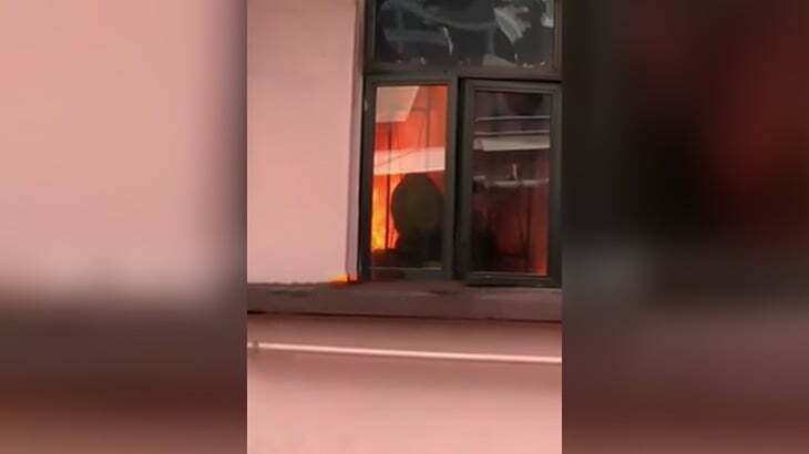 火事の部屋に閉じ込められてしまった住人を外から撮影した映像。