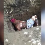 【閲覧注意】鎌で頭を何度も刺される男のグロ動画。