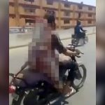 【微閲覧注意】胴体を切断した動物の肉をバイクで運ぶ男の映像。