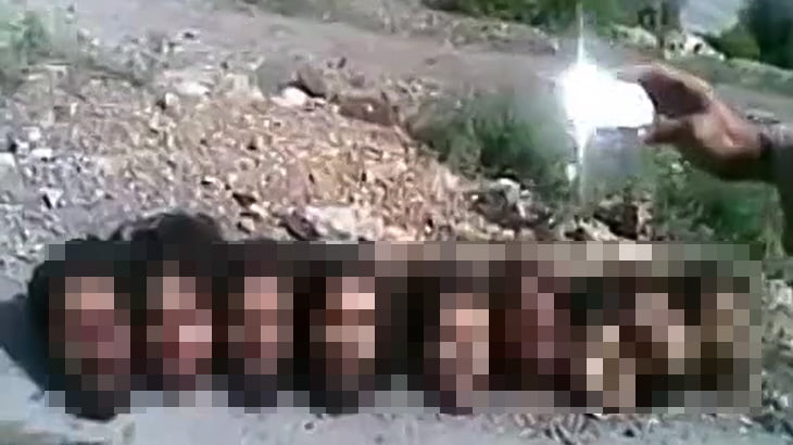 【閲覧注意】切断した捕虜の頭を並べて撮影するテロリストたちの映像。