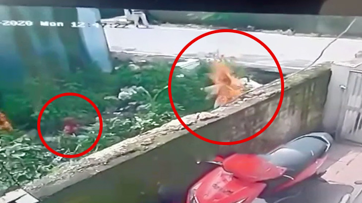 突然火だるまになってしまう母親とそれを見つめ続ける子供の映像。