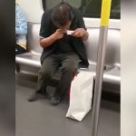 地下鉄車内で堂々とコカインを吸引する男の映像。