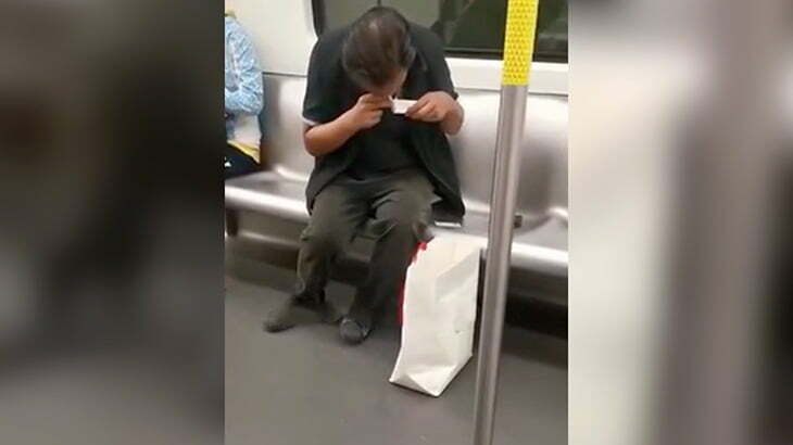 地下鉄車内で堂々とコカインを吸引する男の映像。