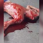 【閲覧注意】ナイフで刺された首から大量の血が流れる男の映像。