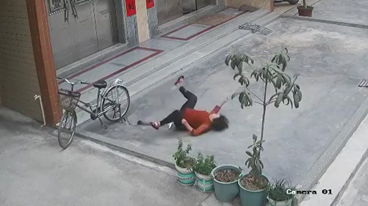 自転車のタイヤに空気を入れていたら突然死んでしまった女性の映像。