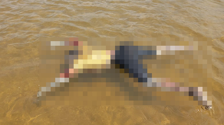 【閲覧注意】腐食した男性の水死体を撮影したグロ画像。