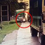 コントロールを失ったトラックに後ろから跳ね飛ばされてしまうバイカーの映像。