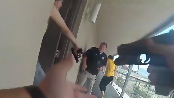 ペイントボール銃を警察官に向けた男を銃で撃つボディカム映像。