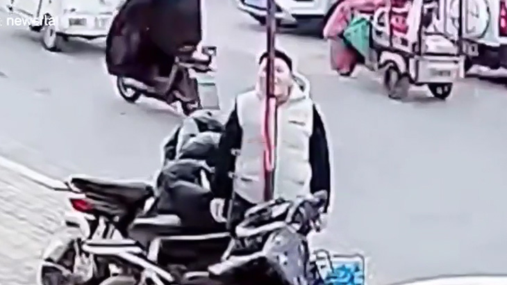 めっちゃ寒い日に鉄のポールを舐めようとした男の舌がひっついてしまった映像。