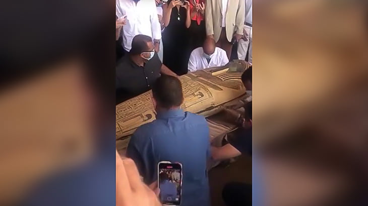 エジプトで発掘された2600年前の棺を開ける映像。