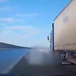 追い抜こうとしたトラックのタイヤがパンクして押しつぶされてしまう車載カメラ映像。