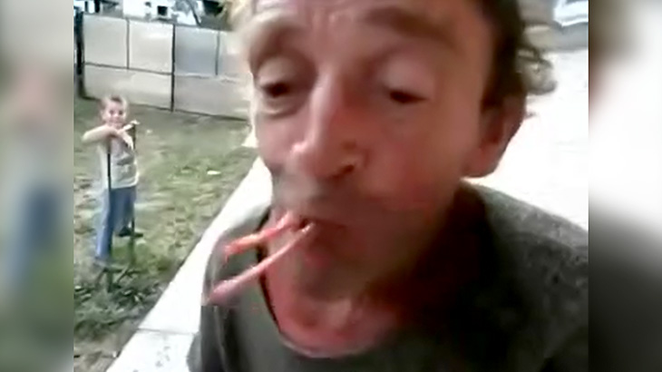 子供達から手渡されたカエルを生きたまま丸飲みする男の映像。